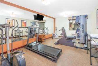Hotel Baymont By Wyndham South Hwy 65 3*
