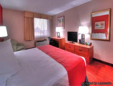 Hotel Baymont By Wyndham South Hwy 65 3*