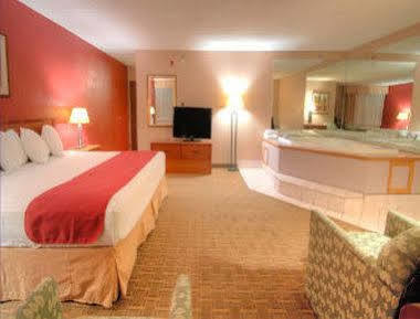Baymont By Wyndham South Hwy 65 Hotel
